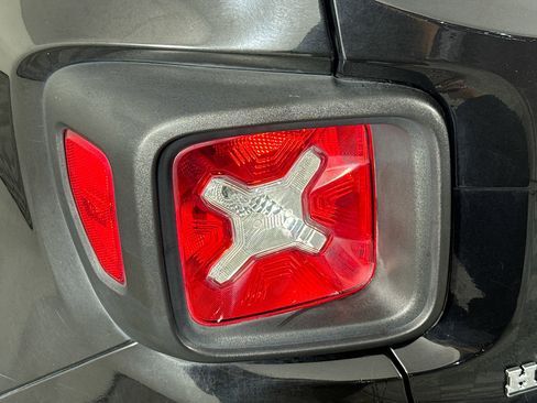 Used 2020 Jeep Renegade Latitude w/ Cold Weather Group image 35