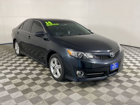 Used 2014 Toyota Camry SE w/ Moonroof Package FWD image 17