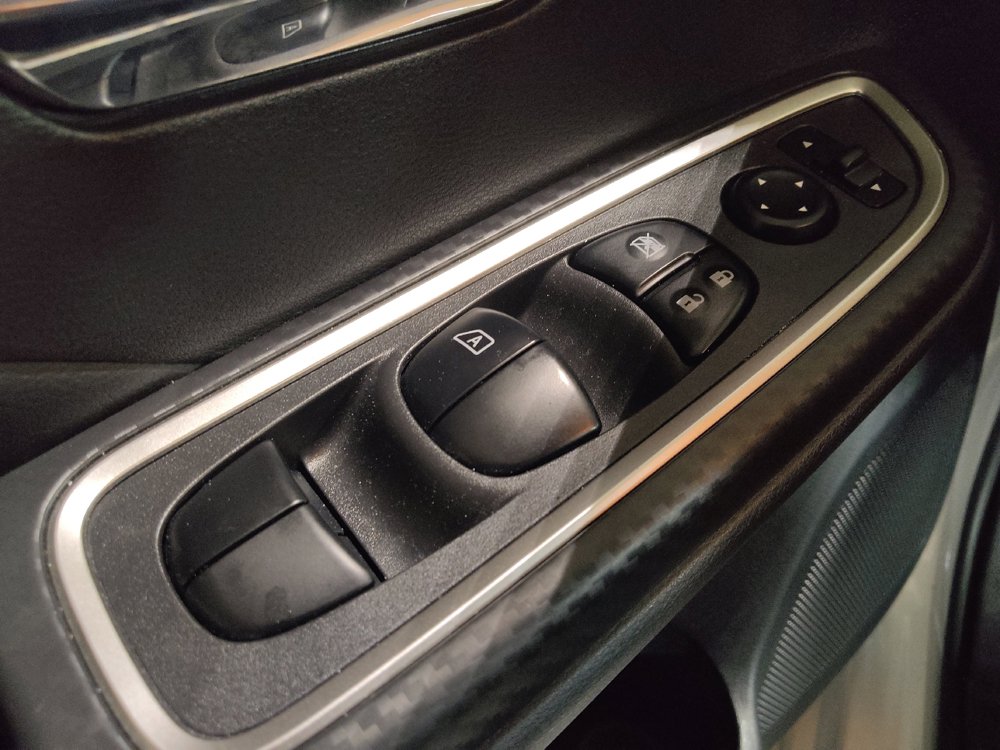 Used 2025 Nissan Versa SR w/ Trunk Package FWD image 27