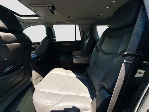 Used 2019 Cadillac Escalade Luxury AWD/4WD image 27