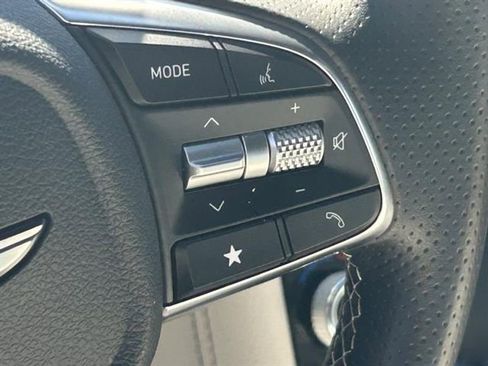 Used 2025 Genesis G70 2.5T image 13