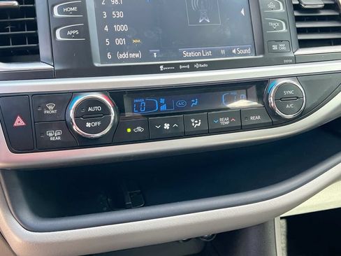 Used 2016 Toyota Highlander XLE FWD image 16
