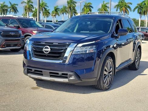 Used 2022 Nissan Pathfinder SL w/ SL Premium Package FWD image 3