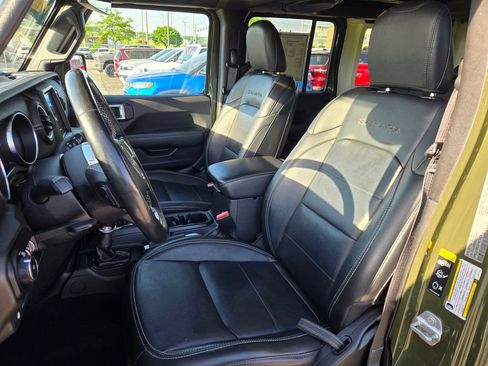 Used 2022 Jeep Wrangler Unlimited Sahara w/ Cold Weather Group AWD/4WD image 17