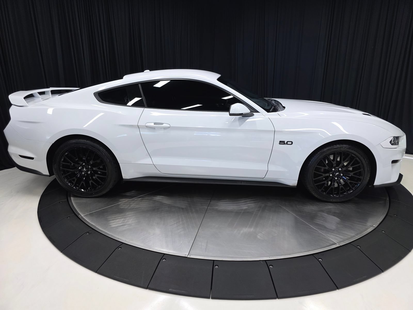 Used 2018 Ford Mustang GT Premium w/ GT Performance Package RWD image 15