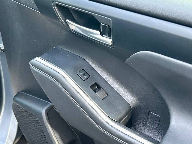 Used 2022 Toyota Highlander XLE AWD/4WD image 37
