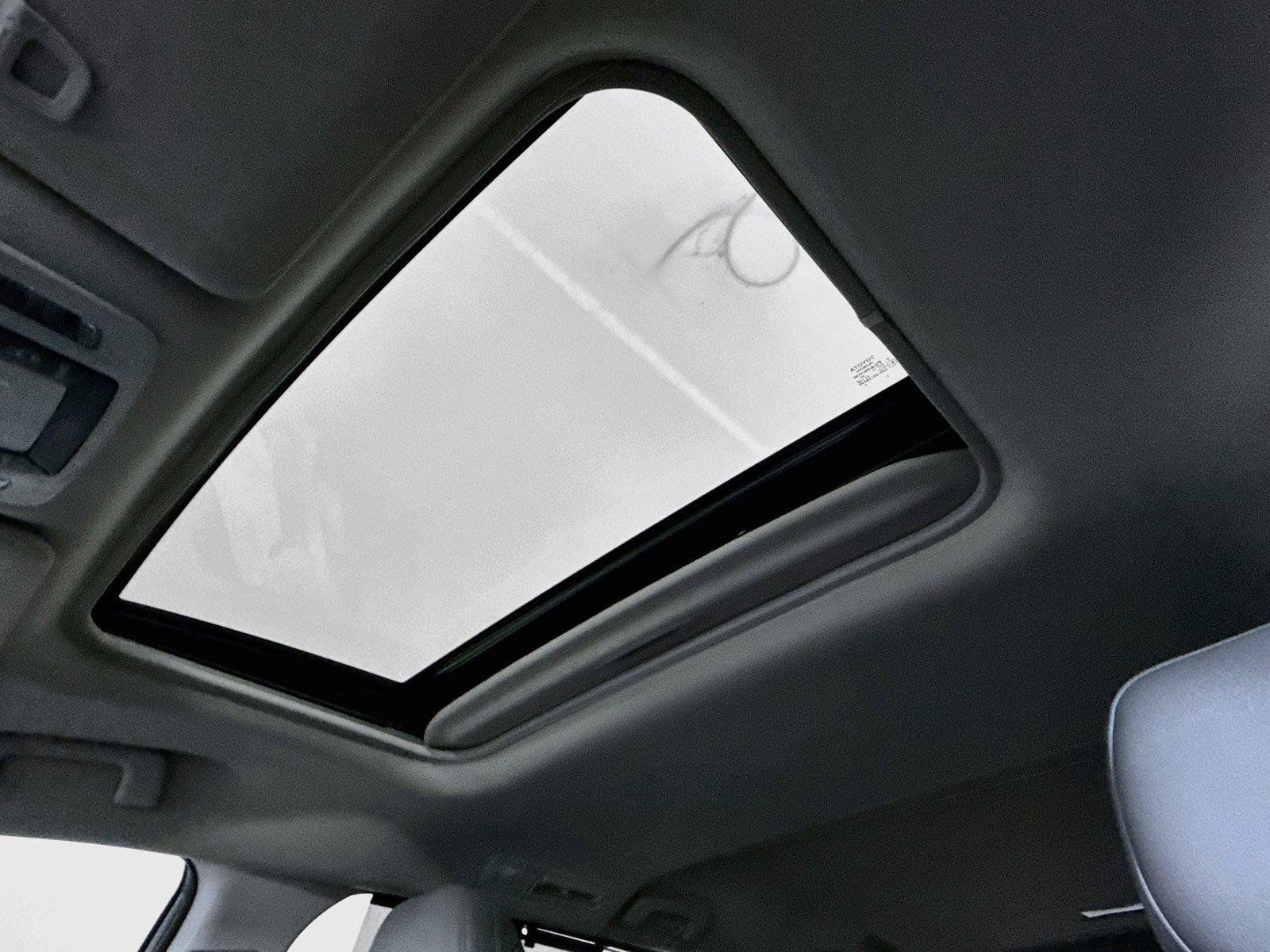 Certified 2024 Toyota Sienna XLE FWD image 6