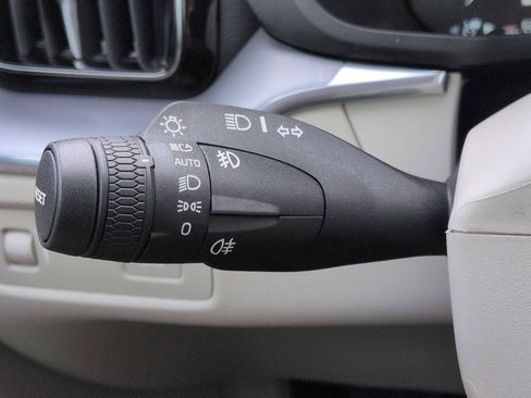 Used 2020 Volvo XC60 T5 Momentum image 28