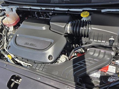 Certified 2024 Chrysler Pacifica Touring-L FWD image 22