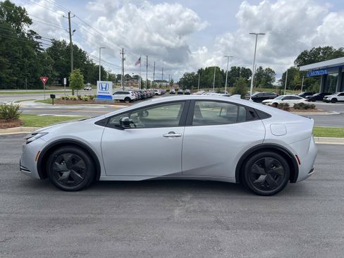 Used 2024 Toyota Prius LE FWD image 4