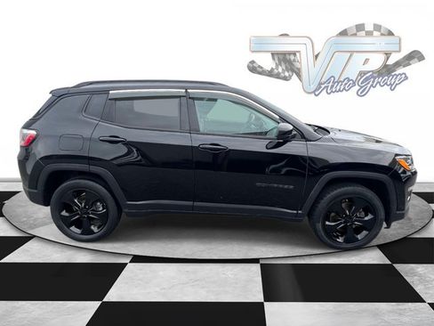 Used 2018 Jeep Compass Latitude w/ Popular Equipment Group AWD/4WD image 3