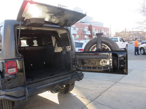 Used 2017 Jeep Wrangler Unlimited Sahara AWD/4WD image 11