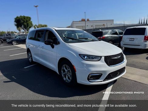 Used 2024 Chrysler Pacifica Limited FWD image 8