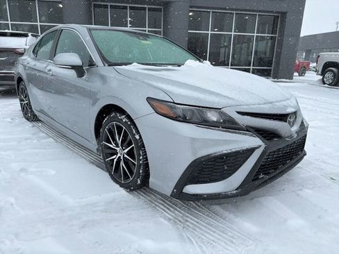 Used 2023 Toyota Camry SE image 3