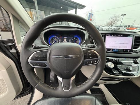 Used 2022 Chrysler Pacifica Touring-L image 13