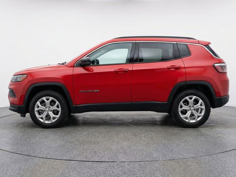 Used 2025 Jeep Compass Latitude AWD/4WD image 5