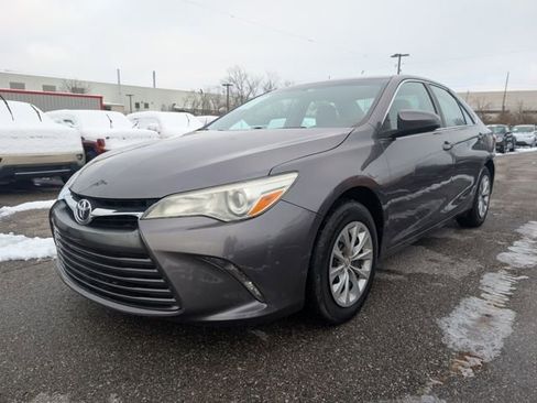 Used 2016 Toyota Camry LE image 3