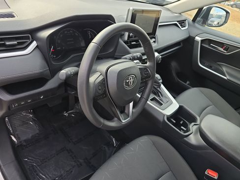 Used 2025 Toyota RAV4 XLE image 21