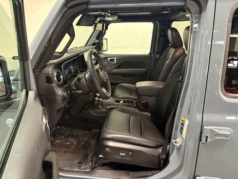 Used 2024 Jeep Wrangler Unlimited Sahara w/ Technology Group AWD/4WD image 3