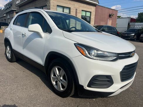 Used 2019 Chevrolet Trax LT w/ LT Convenience Package FWD image 2