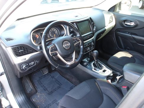 Used 2017 Jeep Cherokee Latitude w/ Comfort/Convenience Group image 9