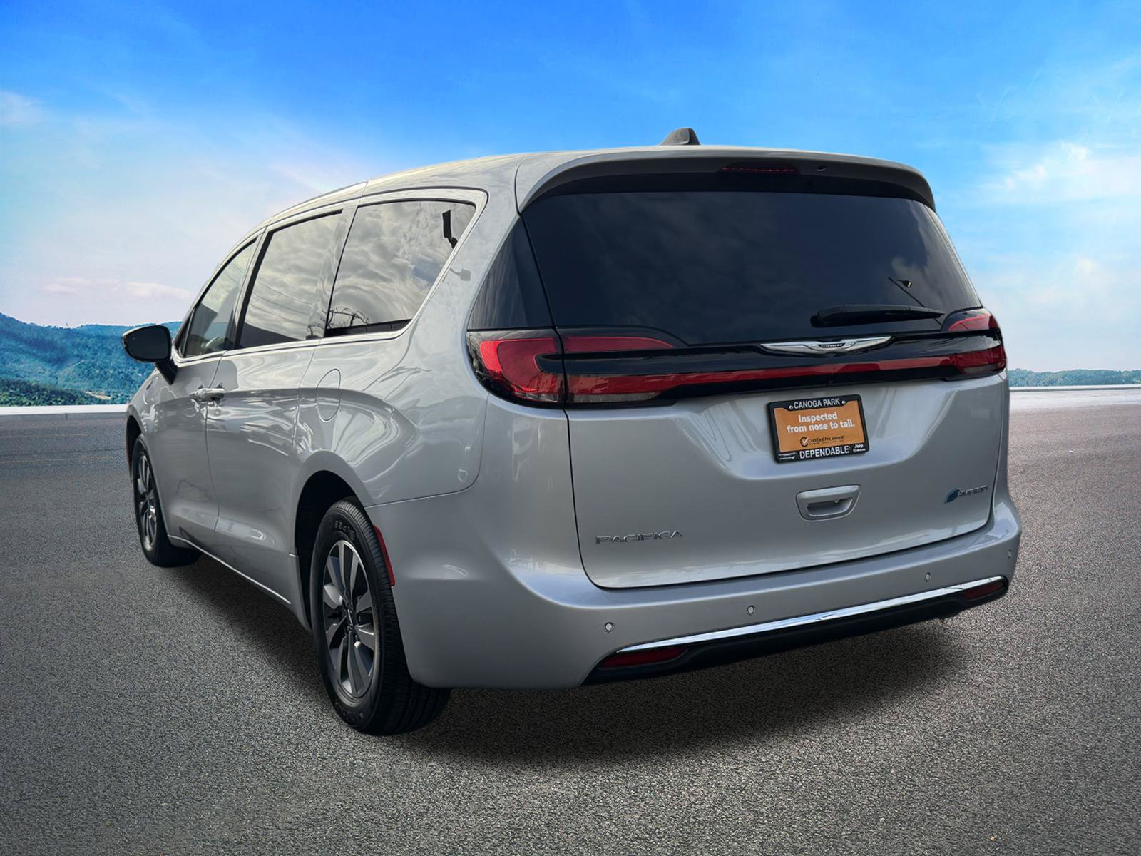 Certified 2024 Chrysler Pacifica Limited FWD image 8