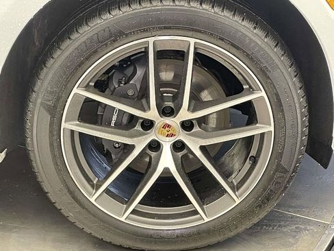 Certified 2025 Porsche Macan image 14