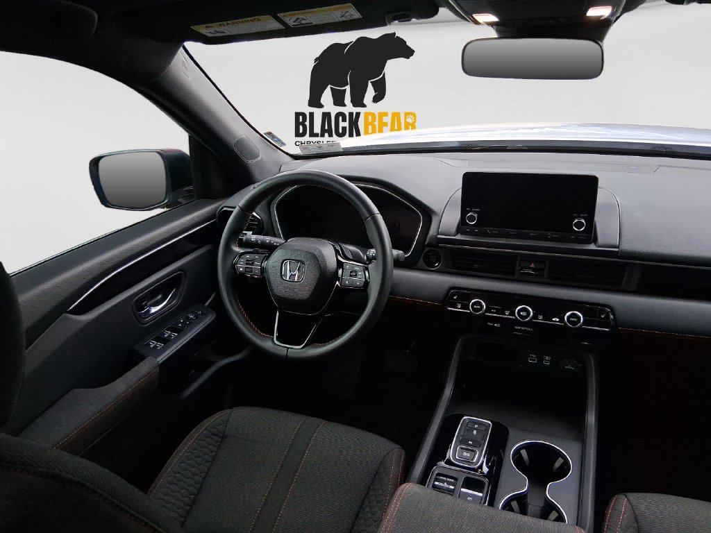 Used 2025 Honda Pilot Sport image 9