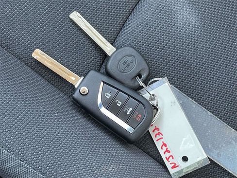 Used 2022 Toyota Corolla LE image 31