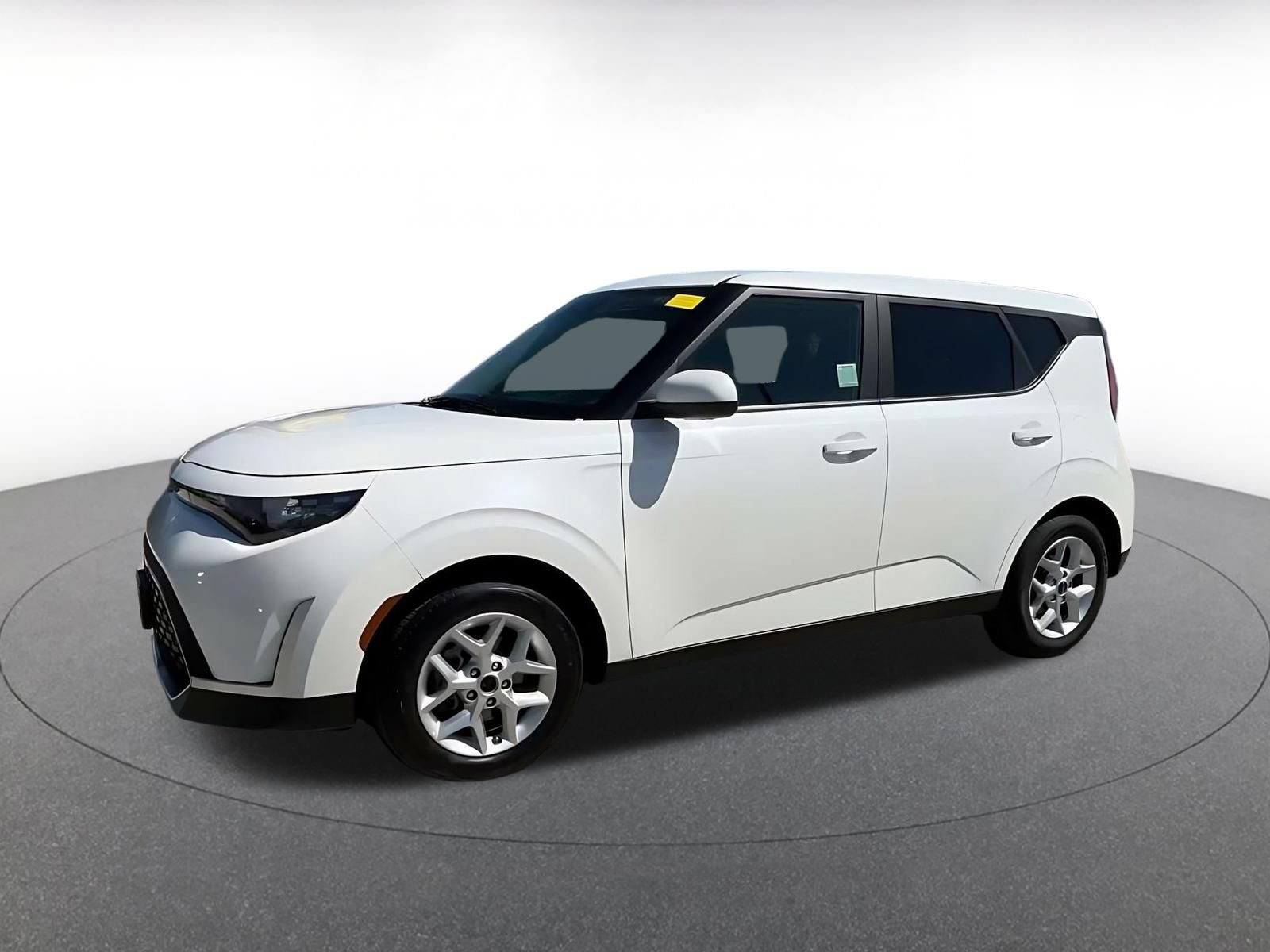 Used 2025 Kia Soul LX w/ LX Technology Package FWD image 7