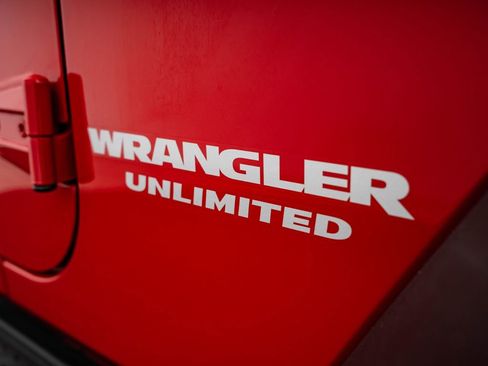Used 2012 Jeep Wrangler Unlimited Rubicon w/ Dual Top Group AWD/4WD image 17