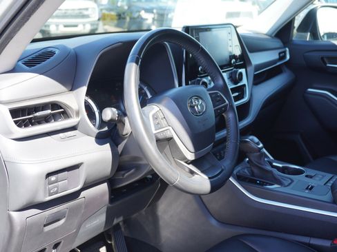 Used 2022 Toyota Highlander XLE image 24