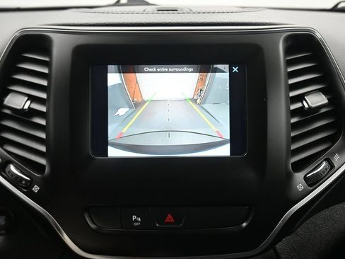 Used 2019 Jeep Cherokee Latitude Plus w/ Cold Weather Group AWD/4WD image 19