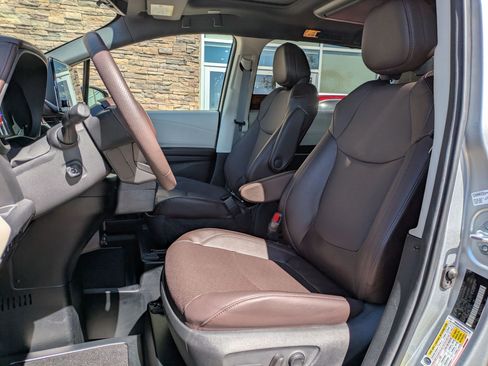 Used 2024 Toyota Sienna Platinum FWD image 25