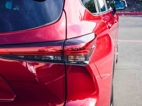 Certified 2023 Toyota Highlander XLE image 8