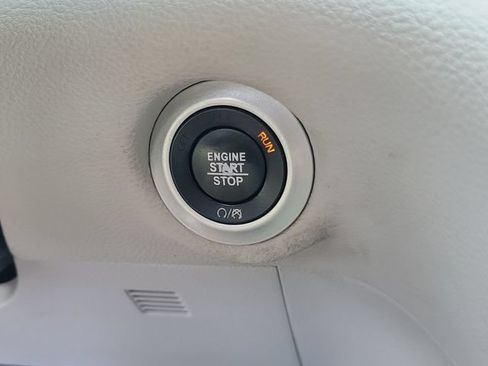 Used 2018 Chrysler Pacifica Limited w/ Tire & Wheel Group FWD image 29