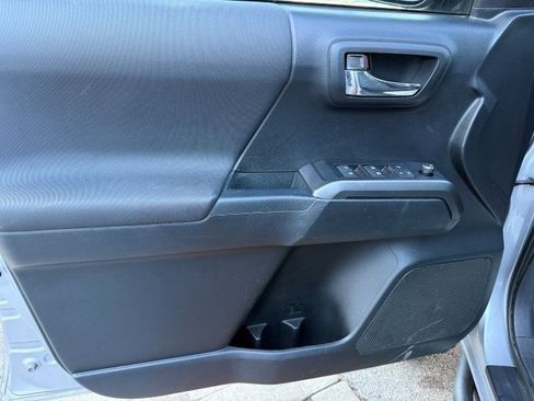 Used 2018 Toyota Tacoma TRD Off-Road image 10