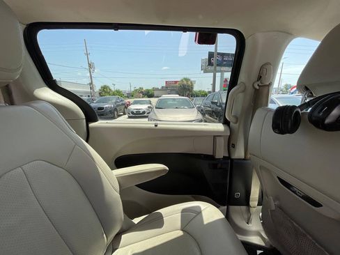Used 2021 Chrysler Pacifica Touring-L FWD image 16