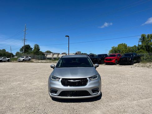 Used 2023 Chrysler Pacifica Touring-L FWD image 5