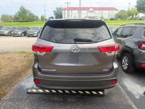 Used 2017 Toyota Highlander XLE FWD image 3