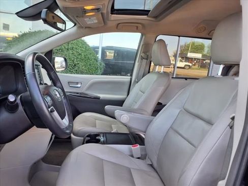 Used 2018 Toyota Sienna XLE image 19