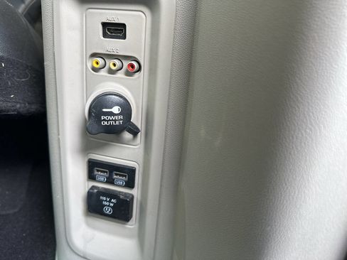 Used 2015 Chrysler Town & Country Touring image 9