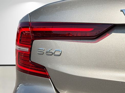 Used 2020 Volvo S60 T6 Momentum image 10