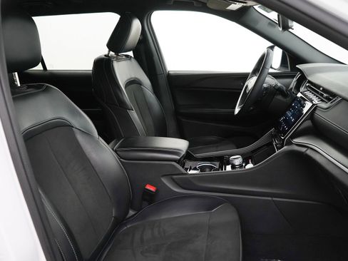 Used 2023 Jeep Grand Cherokee L Laredo image 11