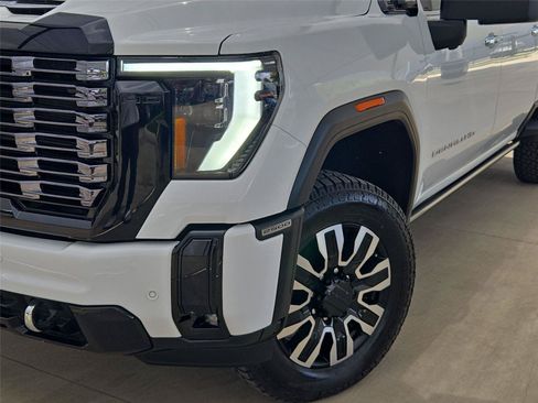 Used 2025 GMC Sierra 2500 Denali Ultimate AWD/4WD image 7