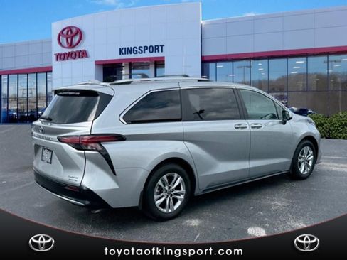 Certified 2024 Toyota Sienna Limited image 5