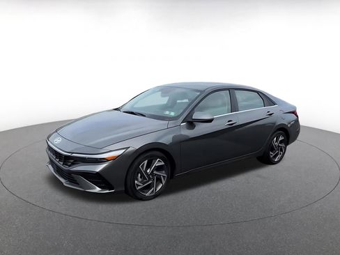 Used 2025 Hyundai Elantra Limited FWD image 7
