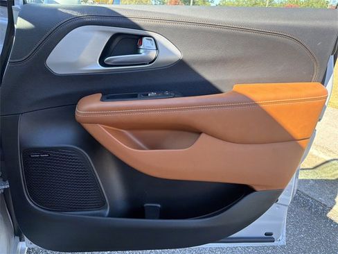 Used 2024 Chrysler Pacifica Pinnacle image 13