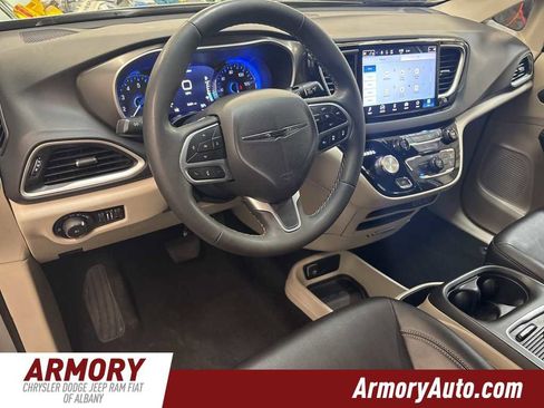 Used 2024 Chrysler Pacifica Touring-L image 10