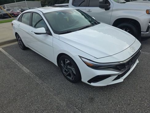 Used 2025 Hyundai Elantra SEL FWD image 3